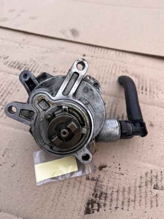 Вакуумний насос Volvo S60 S80 V70 2.4 08658230