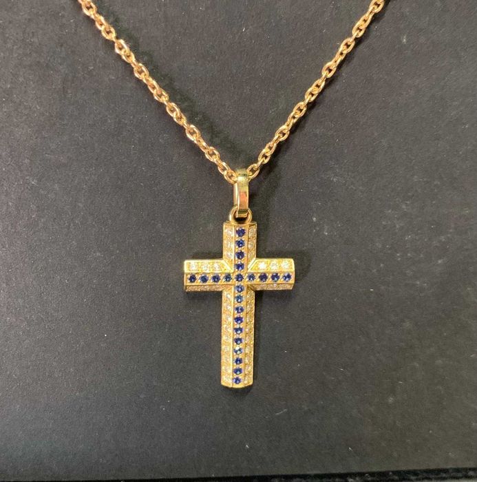 Fio em ouro com cruz de safiras e diamantes