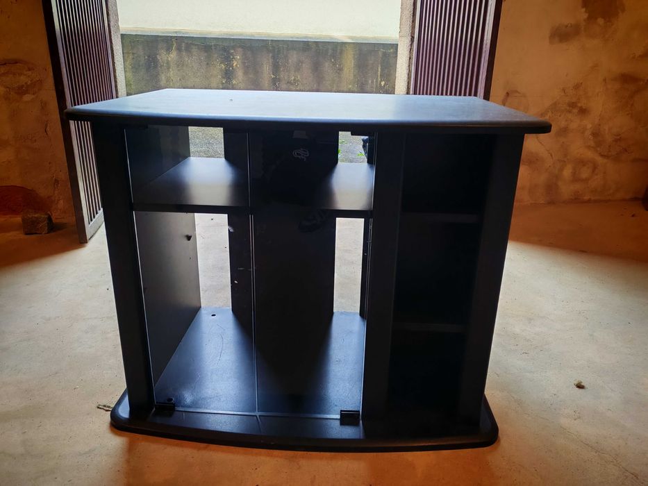 Móvel para TV com Portas de Vidro e Arrumação