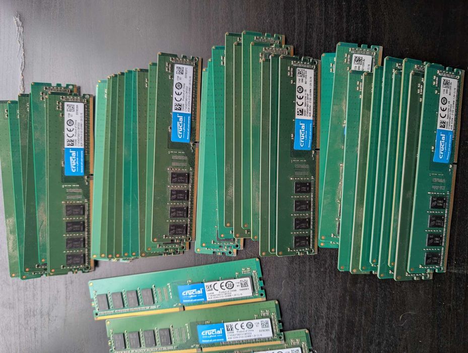 74 Sticks DDR4 4GB Crucial CT4GDFS8213.C8FDD2 Usados