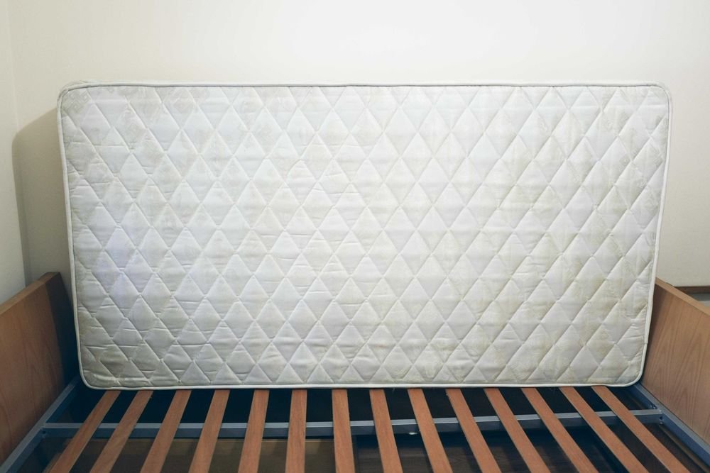 Cama solteiro 95cm x 195 cm+ estrado + colchão como nova!