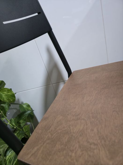 Mesa e cadeiras altas