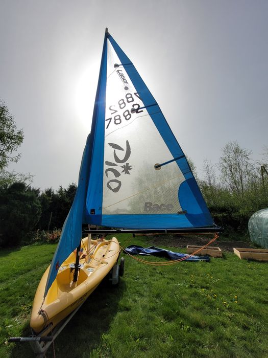Żaglówka łódka Laser Pico Race z wózkiem slipowym i przyczepką żółta