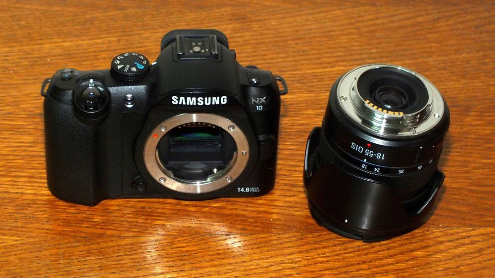 Беззеркальный компактный фотоаппарат Samsung NX10 Body / Объектив 18-55 мм