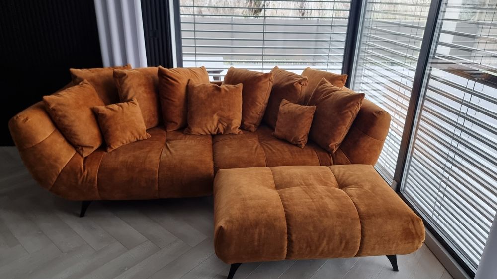 Sofa w kolorze miodowym.