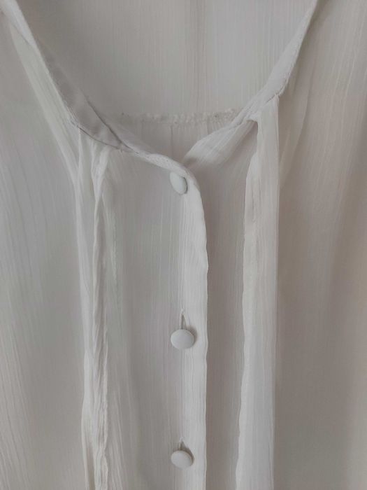 Elegancka bluzka w stylu vintage z rękawem 3/4 Guziki, dekolt V, Atmo