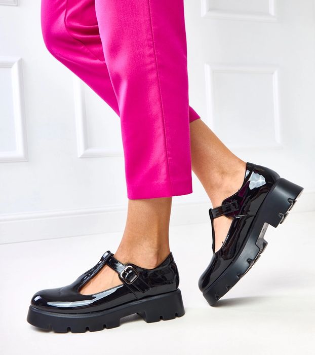 Czarne lakierowane półbuty na słupku z zapięciem Juliska