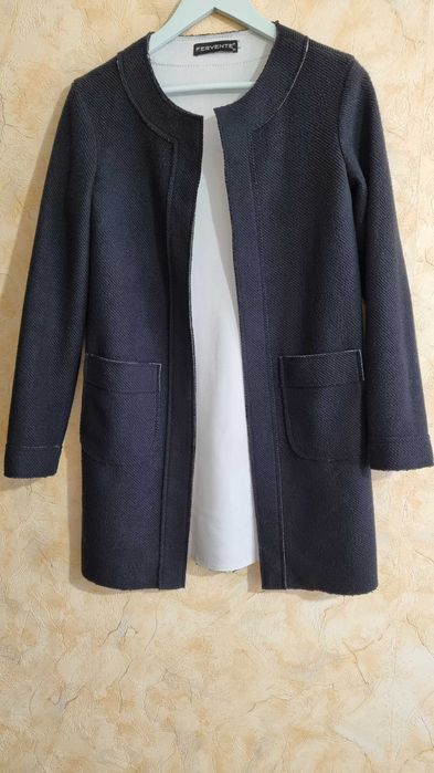 Пальто-накидка чорного кольору