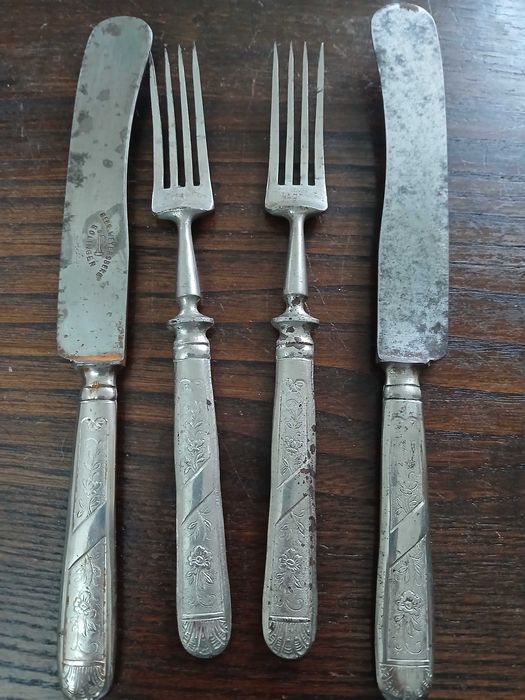 Varios conjuntos de talheres antigos