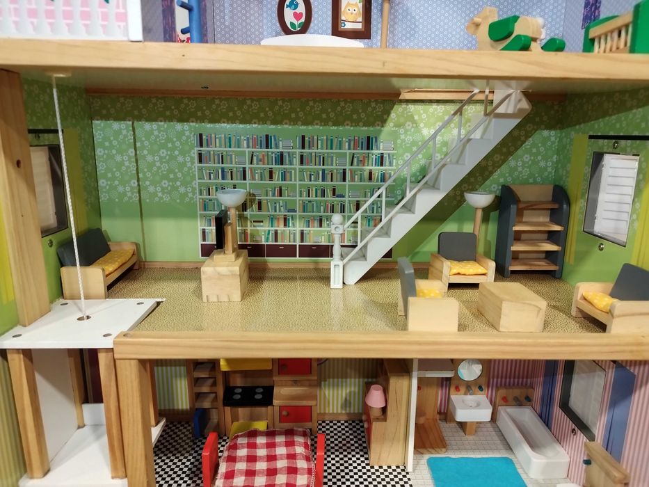 Casa de bonecas de madeira com mobília e bonecos incluídos