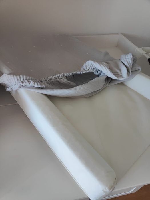 Muda Fraldas com 2 gavetas de arrumação e acessórios