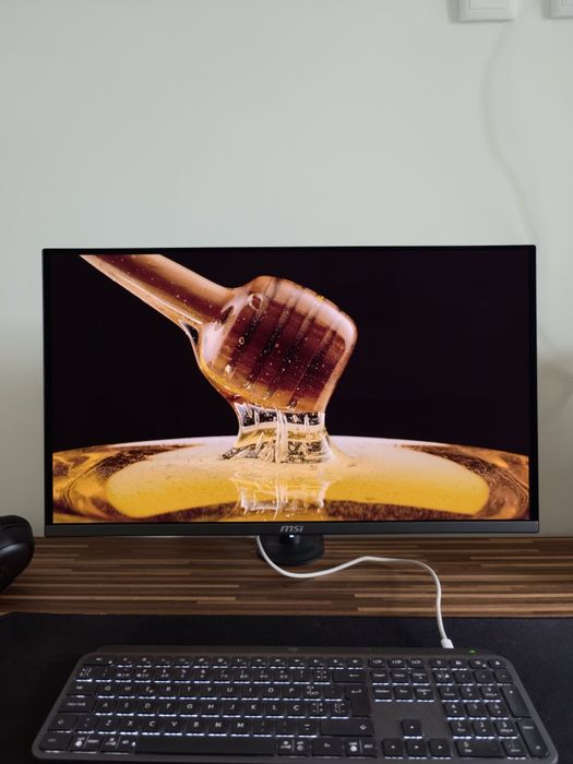 Monitor OLED 4K 240Hz - MSI 272URX QD-OLED