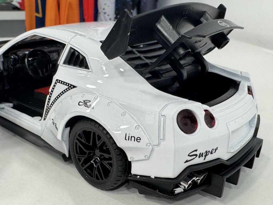 GTR tamanho 1:24. Acende luzes. Lindissimo
