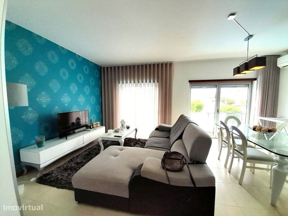 Apartamento T2 para arrendar ao ano, condomínio com piscina e lugar...