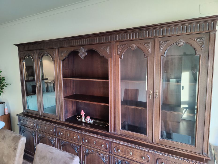 Armário vitrine em madeira maciça
