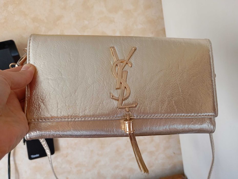 Ефектна сумка-клатч золотого кольору з ремінцем Ів Сен Лоран YSL