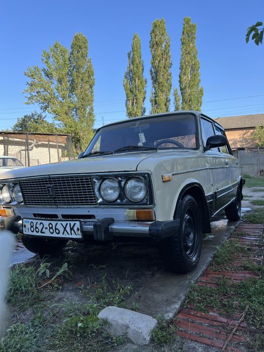 Классика радянського автопрому — ВАЗ 2106, 1990 года выпуска. Машина на газу и бензине, экономичная, но требует внимания.
	•	Кузов гнилой, есть коррозия по периметру, особенно по аркам и порогам.
	•     По ходовой части есть нюансы — нужна диагностика и ремонт в некоторых местах.
	•     Передние сидения с дырками, требует перетяжки или замены.
	•     Двигатель работает, машина на ходу, газ-бензин подключены.

Отличный вариант для проекта или восстановления, или как рабочая лошадка на каждый день для тех, кто умеет крутить гайки.