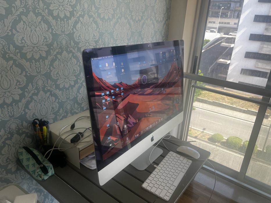 iMac 27" Retina 5K (2017) + Magic Mouse e Teclado Apple