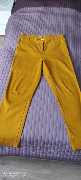 Spodnie w kolorze musztardowym