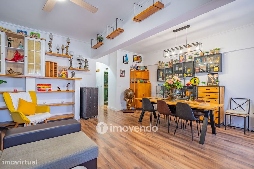 Apartamento T3+1 com áreas amplas e cozinha equipada, no Lumiar