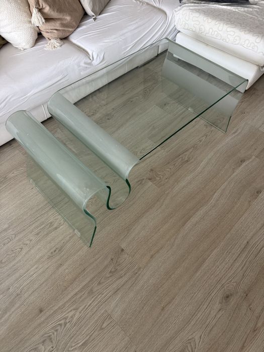 Mesa de centro em vidro curvo – design moderno