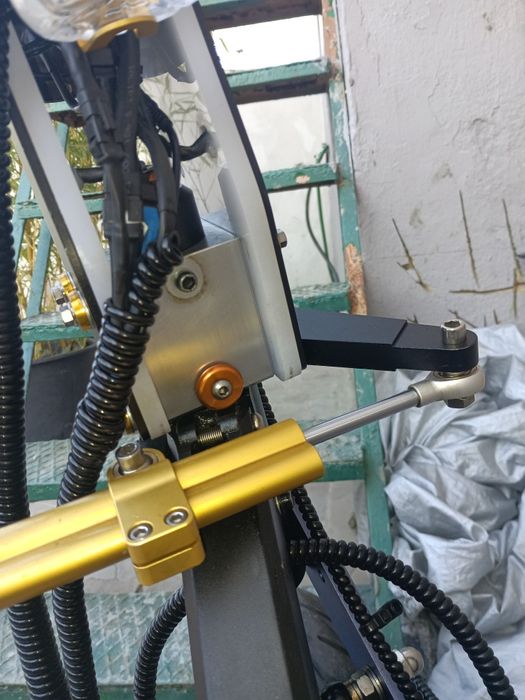 Cubo Laotie ES40 que une a torre do guiador ao garfo de suspensão