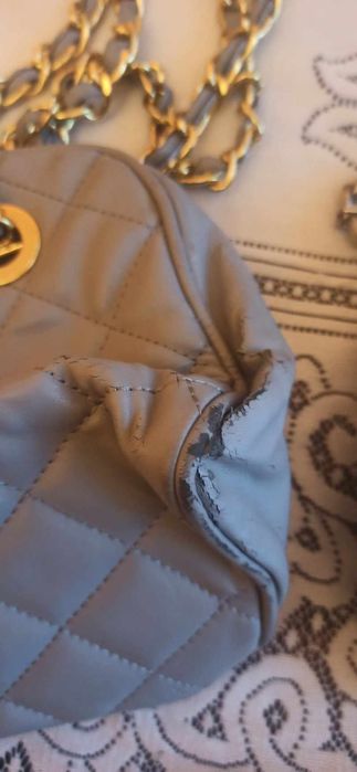 Pikowana szara torebka na łańcuszku