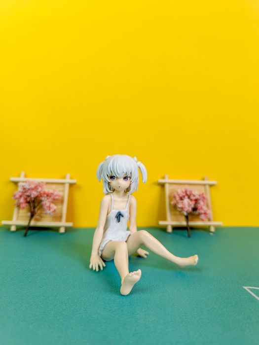 Милая лоли девочка ищет книжную полочку