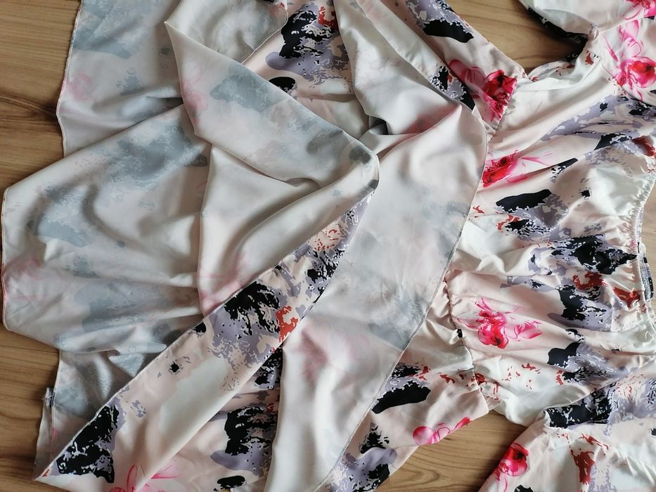 Elegancka sukienka hiszpanka kwiaty wesele komunia 48 50