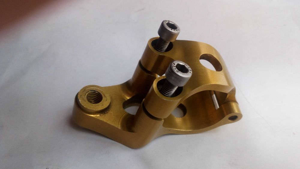 Amortecedor de direcção Hyperpro com 120mm de curso.