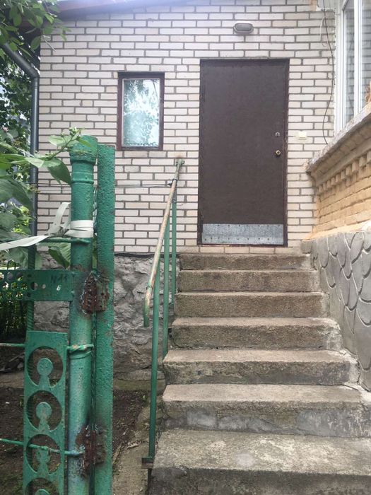Продається частина будинку , центр