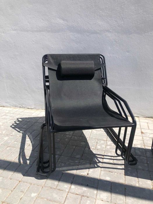 Conjunto jardim - cadeirões, mesa e almofadas.