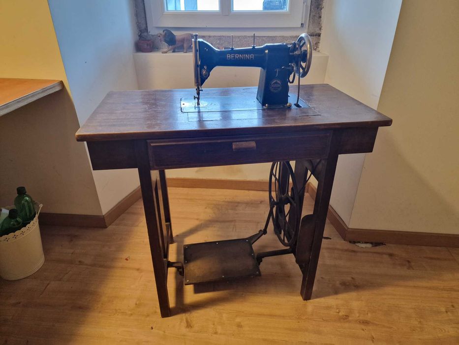 Máquina de Costura Bernina com Móvel/Armário