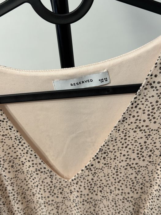 Beżowa sukienka z czarnymi kropkami i złotymi nitkami Reserved 44