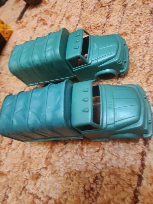 2 пластиковые машинки, игрушки