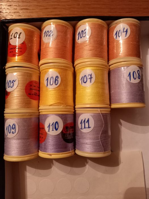 Катушки ниток для шитья