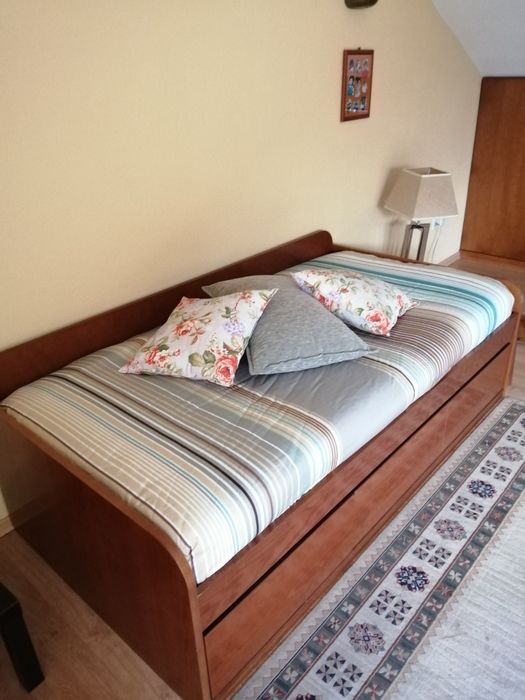Cama individual com gavetões