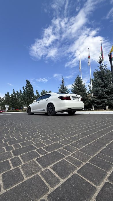 Lexus ls 600 hl в очень хорошем состоянии весь в родной краске!