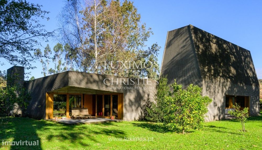 Moradia V4 contemporânea com jardim para venda em Paredes de Coura