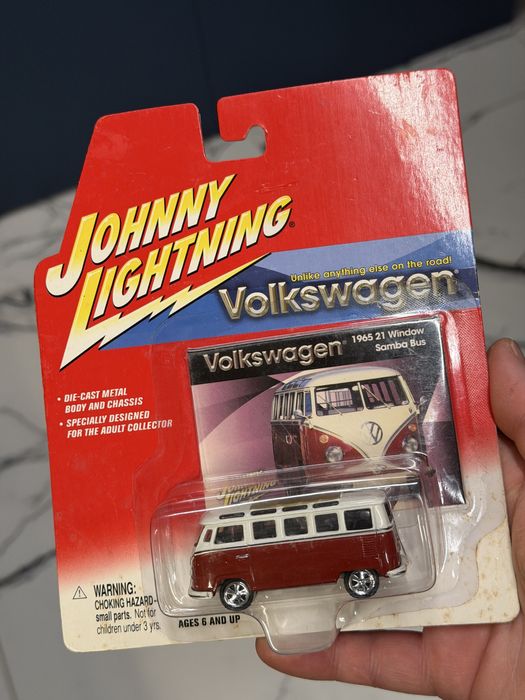 Johnny Lightning 1965 Volkswagen Samba Bus 21 Window T1 Premium VW T2