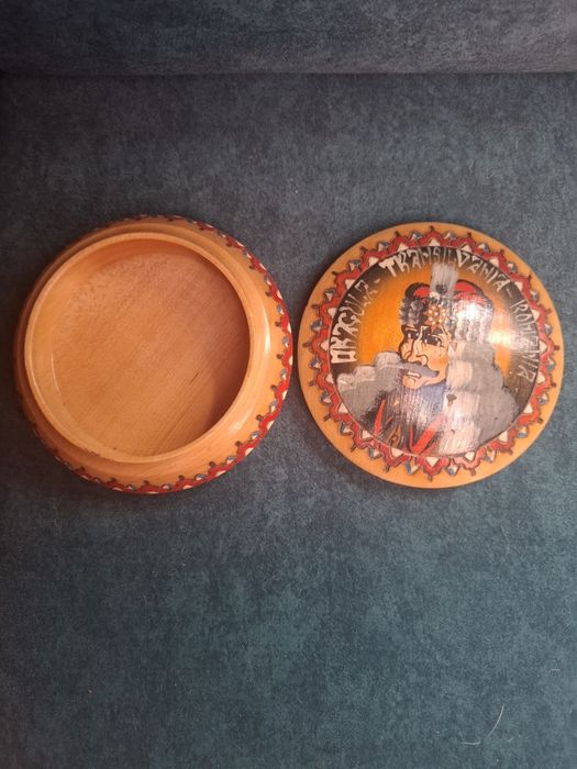 Szkatulka z drewna z Rumunii