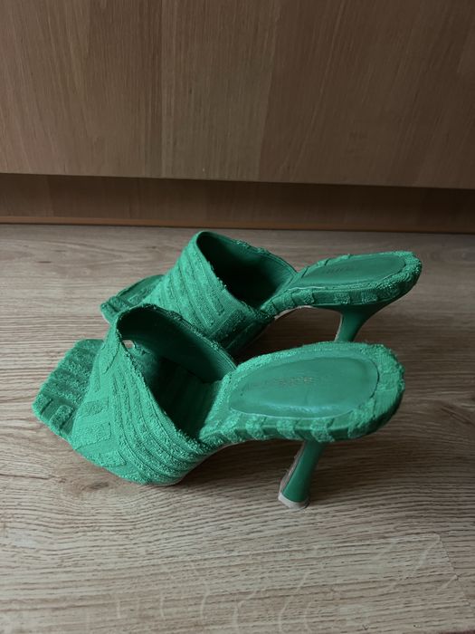 шльопанці на каблуку