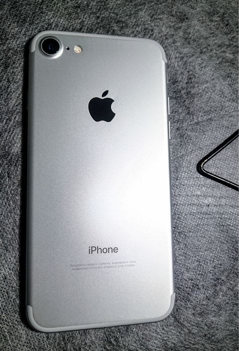 Apple iPhone 7 Silver + бампер скло