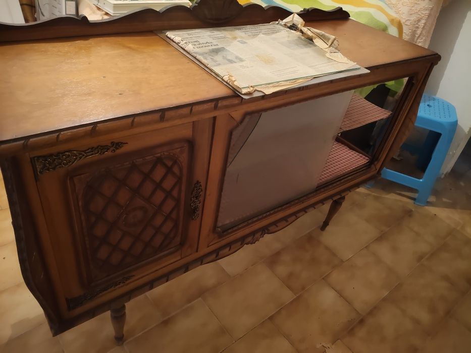 Móveis antigos (cristaleira)