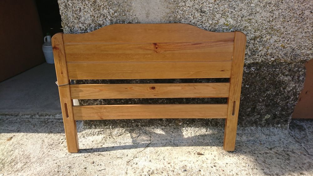 Cama em madeira  (100%pinho].Cor mel. Sem  colchão .