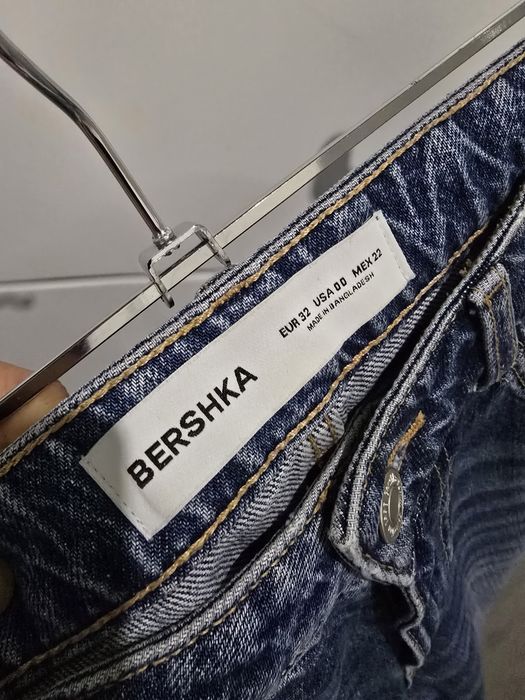 Spodnie jeansy z firmy BERSHKA. 32