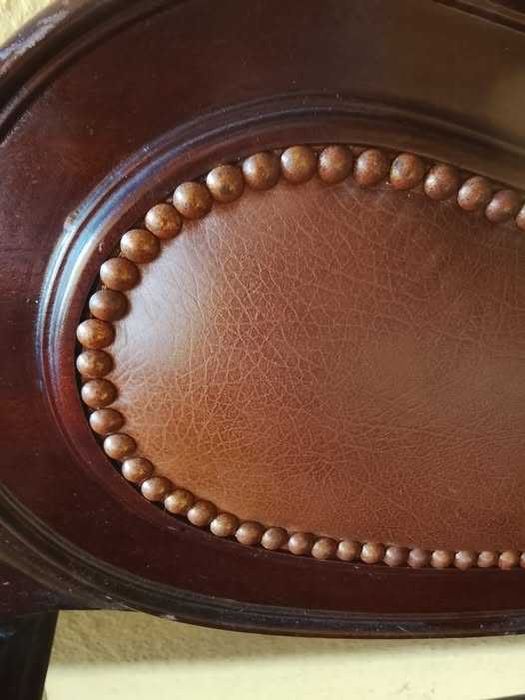 cadeirao para telefone classico madeira e couro