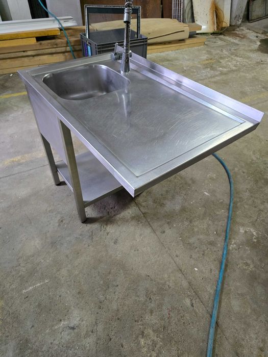 Bancada / mesa lavadouro em aço inox c/ local p/ maq. lavar louça
