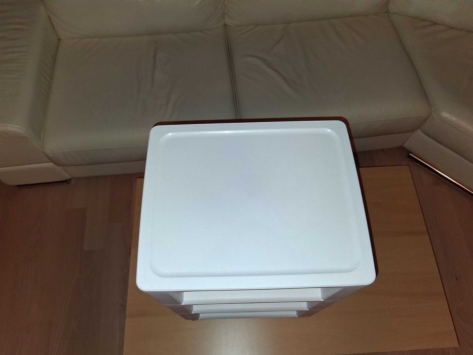 Organizer biały składany na kółkach.