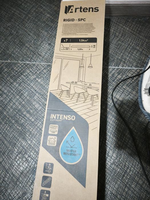 Pavimento flutuante vinílico cinzento